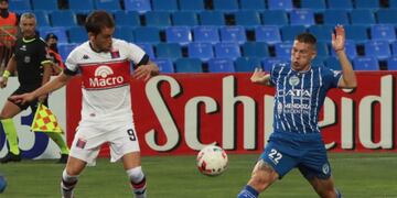 Ijiel Protti intenta conectar ante la defensa exigida de Gianluca Ferrari de Godoy Cruz, en el partido que Tigre y el Tomba disputaron en el estadio Malvinas Argentinas.