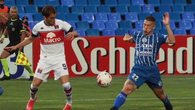 Ijiel Protti intenta conectar ante la defensa exigida de Gianluca Ferrari de Godoy Cruz, en el partido que Tigre y el Tomba disputaron en el estadio Malvinas Argentinas.