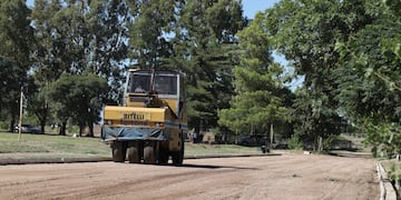 Máquinas compactadoran trabajan sobre el piso de la pista de atletismo de 400 metros de longitud. También se renuevan las luminarias de la cancha de hockey. Gentileza Mendoza Post