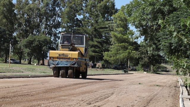 Máquinas compactadoran trabajan sobre el piso de la pista de atletismo de 400 metros de longitud. También se renuevan las luminarias de la cancha de hockey. Gentileza Mendoza Post