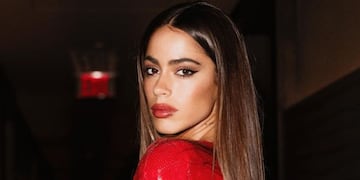 Con el mar de fondo, Tini Stoessel sorprendió con una microbikini en colores azul y lila.