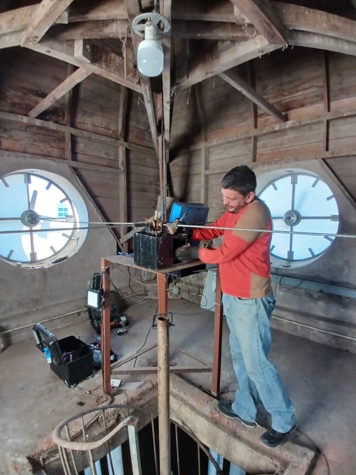 Reloj de la Municipalidad de Tres Arroyos durante su última reparación