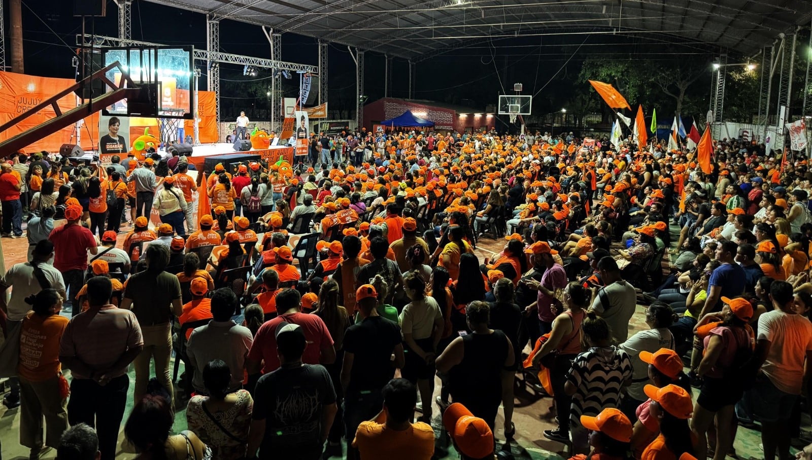 La multitud reunida en San Pedro de Jujuy expresó su acompañamiento a los candidatos María Inés Zigarán y Mario Pizarro del frente Jujuy Crece en Provincias Unidas.