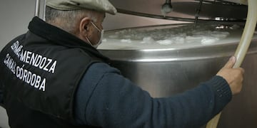 El propietario del Tambo “El Guercio”, señaló que se han incrementado sus ventas directas entre un 20% y un 30%, así cómo han crecido los despachos a la firma procesadora local. Foto: Orlando Pelichotti.