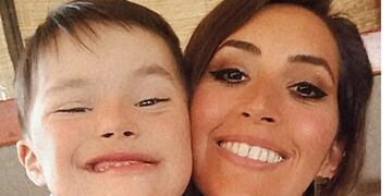 Nadín Minuzzi, vicepresidenta de ADOM y su hijo, Bautista. Impulsan una campaña para que en el Censo se incluyan preguntas específicas sobre discapacidad. Foto: Gentileza Nadin Minuzzi.