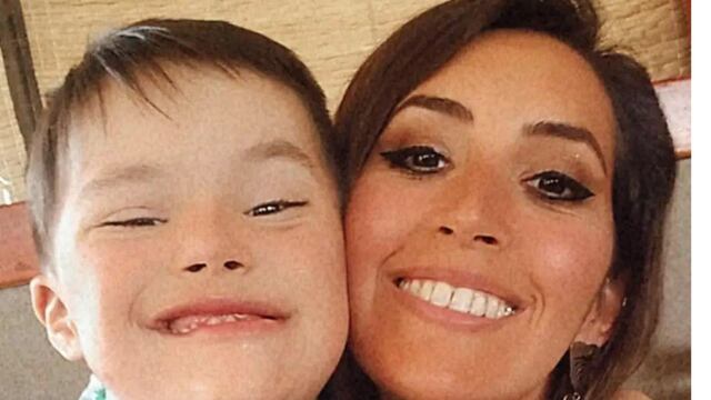 Nadín Minuzzi, vicepresidenta de ADOM y su hijo, Bautista. Impulsan una campaña para que en el Censo se incluyan preguntas específicas sobre discapacidad. Foto: Gentileza Nadin Minuzzi.