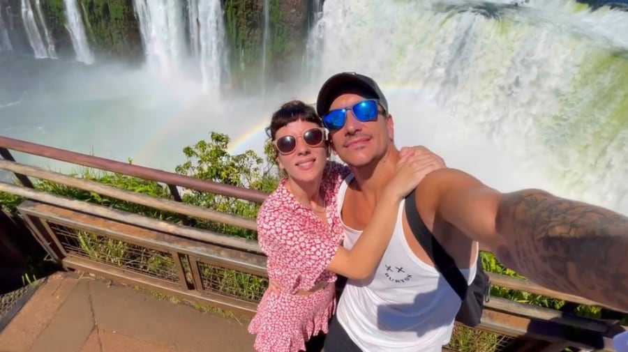Los actores están en las Cataratas del Iguazú.