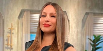 Pampita se despidió de Madrid con un minivestido color cherry pie con brillos.