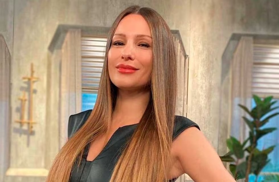 Ni negro, ni rojo: Pampita apostó por el color de la temporada y se robó todas las miradas con un minivestido infartante
