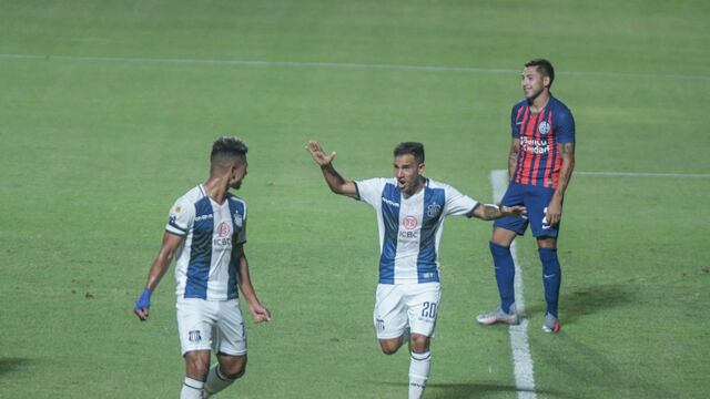 Festejo Albiazul por el gol en contra para el 1 a 0 sobre San Lorenzo.