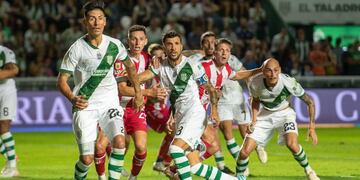 El partido nunca se abrió en el Estadio Florencio Sola.