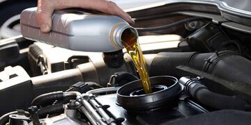 Un hombre demandó a un taller mecánico por no cambiarle el aceite al auto.