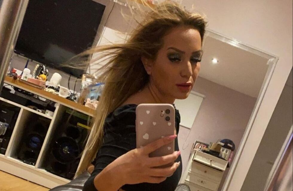 Karina “La princesita” cautivó con una foto frente al espejo y en short metálico: “Todo un desafío”