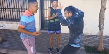 El tiktoker y sus amigos "tiraron los pasos prohibidos" para mostrar cómo se baila cuarteto.