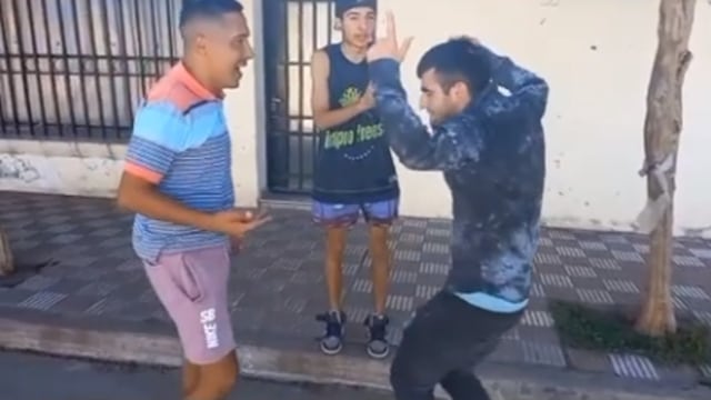 El tiktoker y sus amigos "tiraron los pasos prohibidos" para mostrar cómo se baila cuarteto.