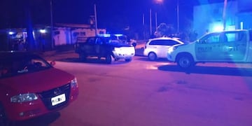 Policías frente a la vivienda donde se produjo el femicidio en las últimas horas de la noche de este viernes.