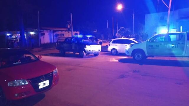Policías frente a la vivienda donde se produjo el femicidio en las últimas horas de la noche de este viernes.