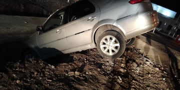 Casi la mitad del auto quedó debajo del nivel del suelo (Policía).