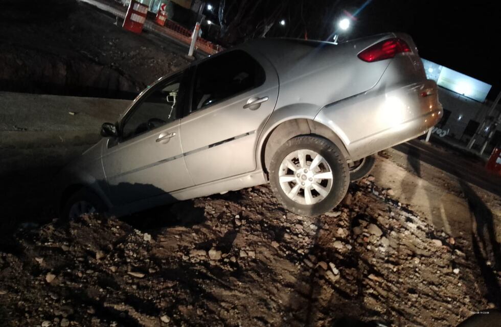 Un auto con dos jubilados a bordo terminó enterrado de punta en Colonia Caroya