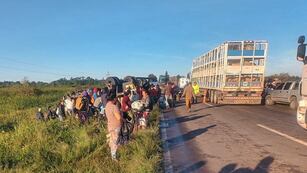 Varias personas saquearon uno de los cargamentos