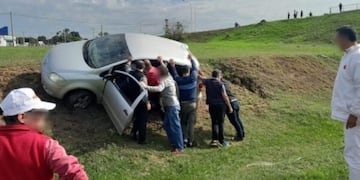 Grave accidente en el Acceso Sur de Posadas: un automóvil y una motocicleta colisionaron entre sí.