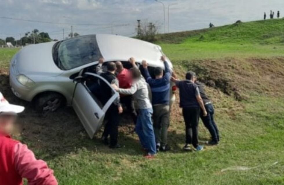 Grave accidente en el Acceso Sur de Posadas: un automóvil y una motocicleta colisionaron entre sí
