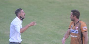 Compadres en cancha. Mauricio Caranta debutó como DT dirigiendo al Loco Carranza.