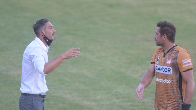 Compadres en cancha. Mauricio Caranta debutó como DT dirigiendo al Loco Carranza.