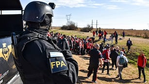 Detuvieron en la ruta a 77 integrantes de la barra de River: llevaban cuchillos, drogas y alcohol.