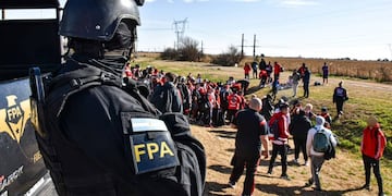 Detuvieron en la ruta a 77 integrantes de la barra de River: llevaban cuchillos, drogas y alcohol.