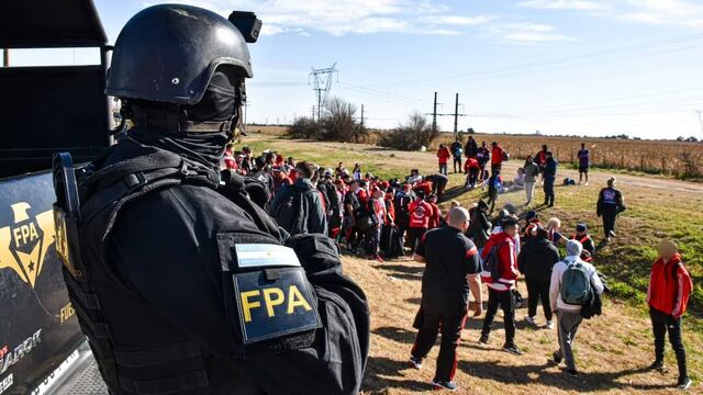 Detuvieron en la ruta a 77 integrantes de la barra de River: llevaban cuchillos, drogas y alcohol.