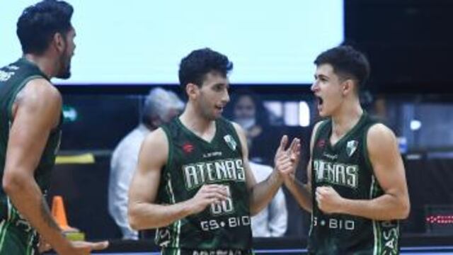 Festejo Griego. Atenas reanudó su participación en la Liga Nacional con una contundente victoria.