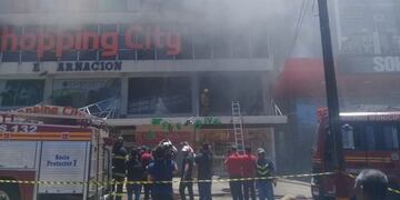El incendio comenzó en el tercer piso del centro comercial (foto: ABCColor)\u002E
