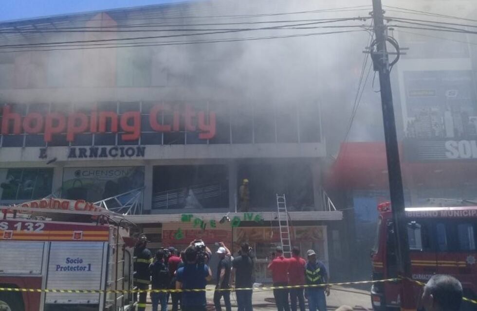 Incendio en el Shopping City de Encarnación