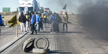Corte de Ruta de los trabajadores viales y otros sectores del Estado sobre la Ruta 3