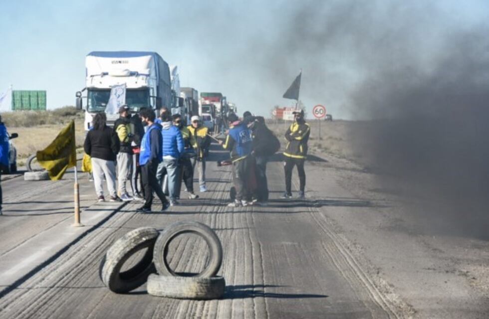 Corte de Ruta de los trabajadores viales y otros sectores del Estado sobre la Ruta 3