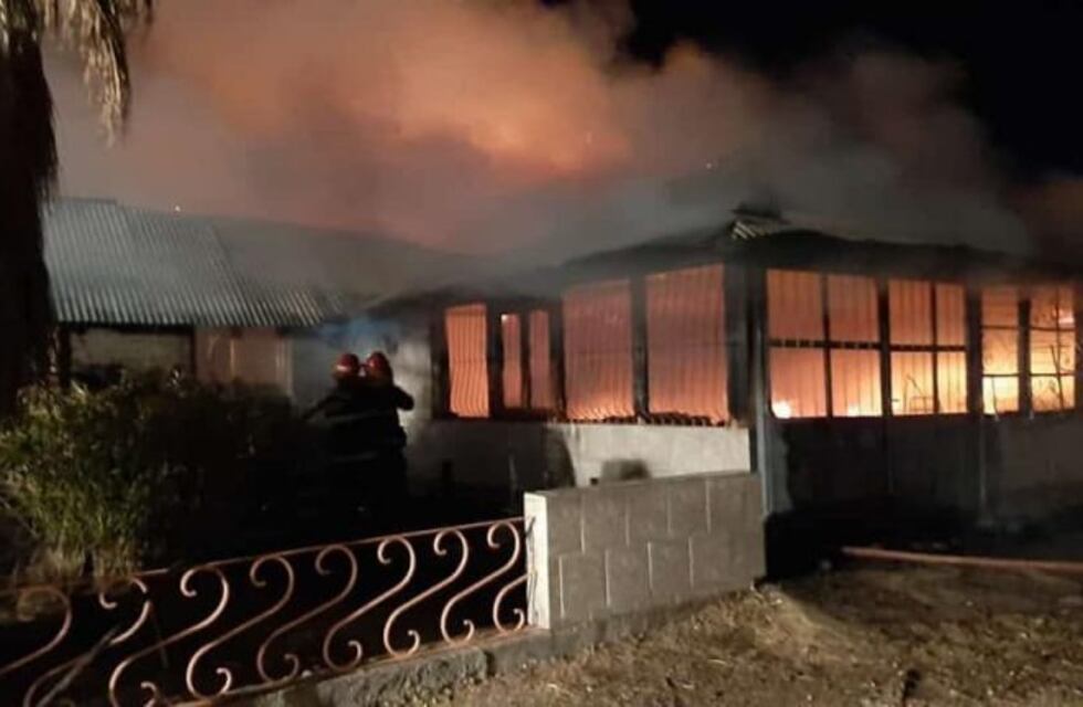 Voraz incendio destruyó una casa de familia y un salón de eventos