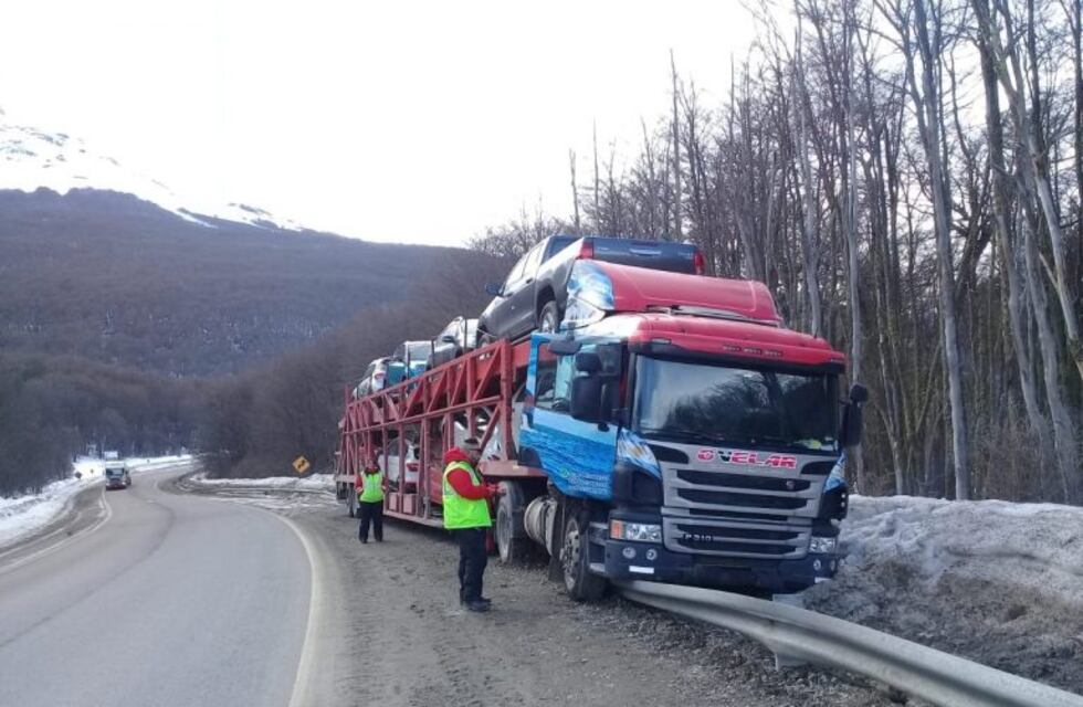 Un camión que transportaba vehículos despistó en la Ruta Nacional Nº 3