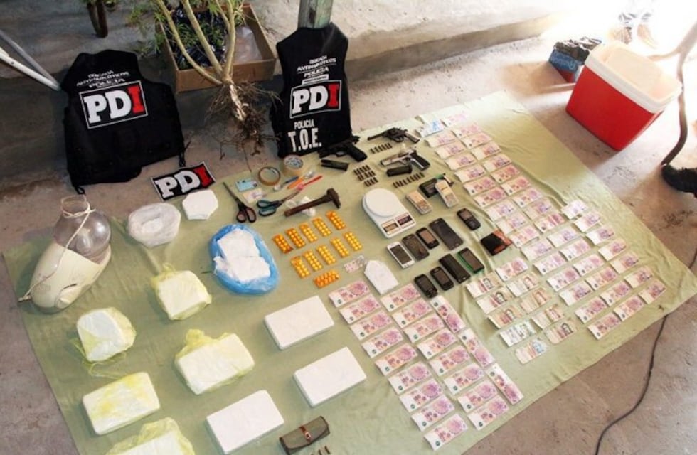 Droga, armas y detenidos en allanamientos realizados en ocho puntos de la provincia