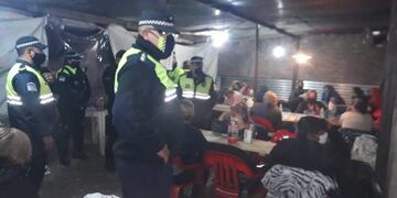 Mujeres detenidas por jugar a la loteria\u002E