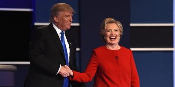 TOPSHOT - Democratic nominee Hillary Clinton (R) shakes hands with Republican nominee Donald Trump after the first presidential debate at Hofstra University in Hempstead, New York on September 26, 2016. / AFP PHOTO / Timothy A. CLARY eeuu nueva york Hempstead donald trump Hillary Clinton eeuu elecciones presidenciales 2016 primer debate presidencial entre los dos candidatos