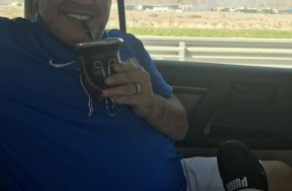 Diego Maradona, a puro mate y cumbia antes de su debut como DT del Al Fujairah