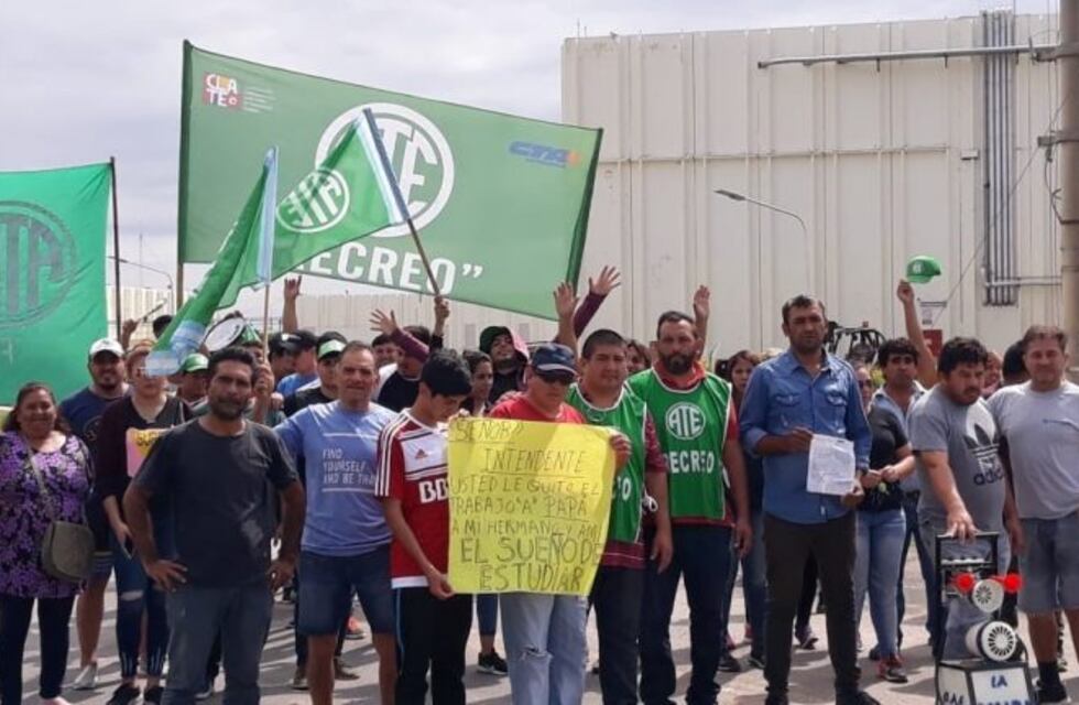 Trabajadores municipales reclaman contra los despidos y cortaron la ruta nacional 157