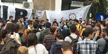 Los alumnos estuvieron acompañados por organizaciones sondicales, sociales y políticas\u002E (@RitaGrandinetti)