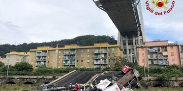 Vista de la sección del viaducto Morandi que se desplomó en Génova (Italia) hoy, 14 de agosto de 2018\u002E EFE/ Luca Zennaro