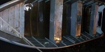 La embarcación de aluminio donde viajaba el ciudadano brasileño desaparecido\u002E (Foto: El Territorio)