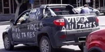Trelew auto pintado viva Videla