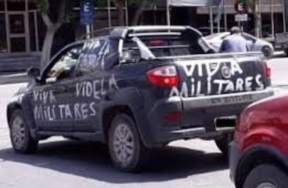 Hombre en Trelew recorre el centro de la ciudad con la camioneta pintada: "Viva Videla"