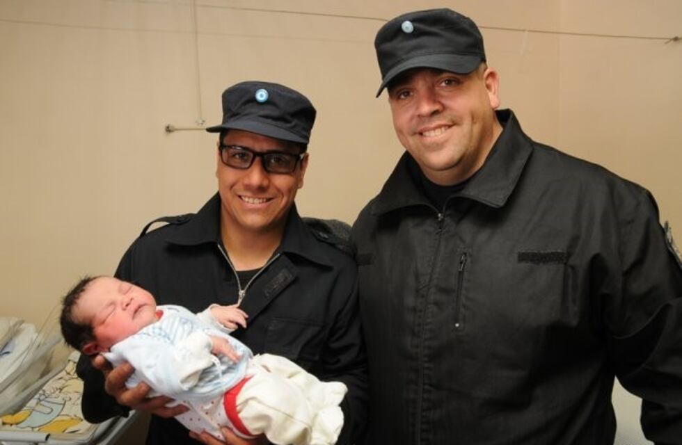 El niño que nació en un móvil policial llevará el nombre de los policías parteros