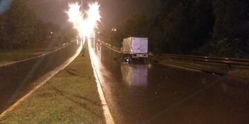 El impacto se produjo pese a que el rodado mayor, estacionado por un desperfecto mecánico, tenía la zona señalizada\u002E